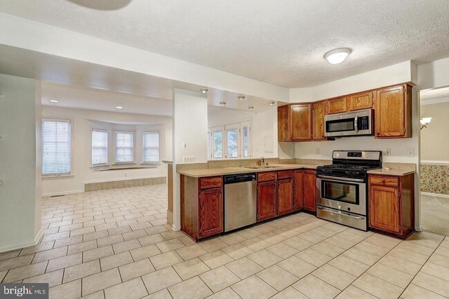 Building Photo - 6263 Woodcrest Dr