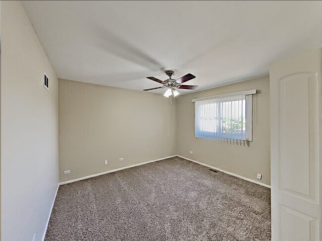 Building Photo - 8840 Hickory Dr