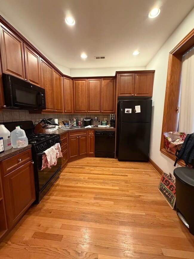 Building Photo - 3734 N Sheffield Ave