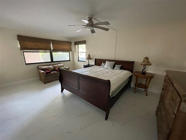 Building Photo - 374 Golfview Rd