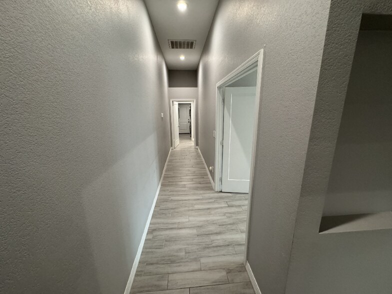 Building Photo - 1558 W 5th St