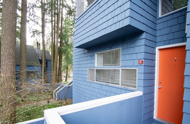 Building Photo - FREE RENT: Fantastic Lake Oswego 2Bdr w/Fireplace, Dishwasher & W/D + Balcony