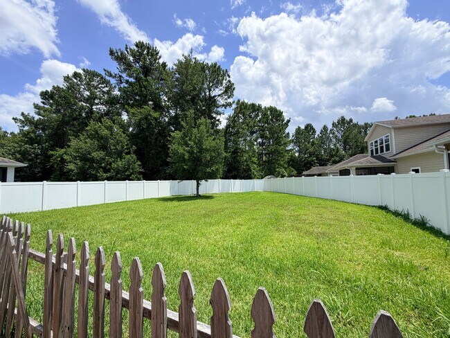 Building Photo - Spacious 5-Bedroom Home with Over 3,000 Sq. Ft. in a Fantastic Community!