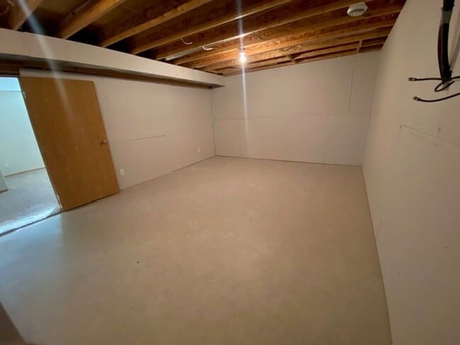 Building Photo - Comfortable 4 Bedroom with Garage & Fenced Yard for Rent!