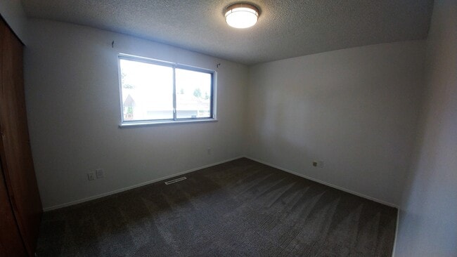 Building Photo - Newly Renovated 3 Bedroom Rambler w/ bonus room!!