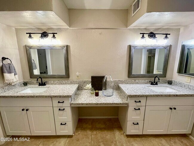 Building Photo - 2434 N Shade Tree Cir