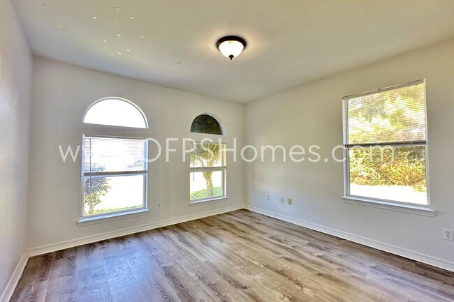 Building Photo - 2426 Houston Cir