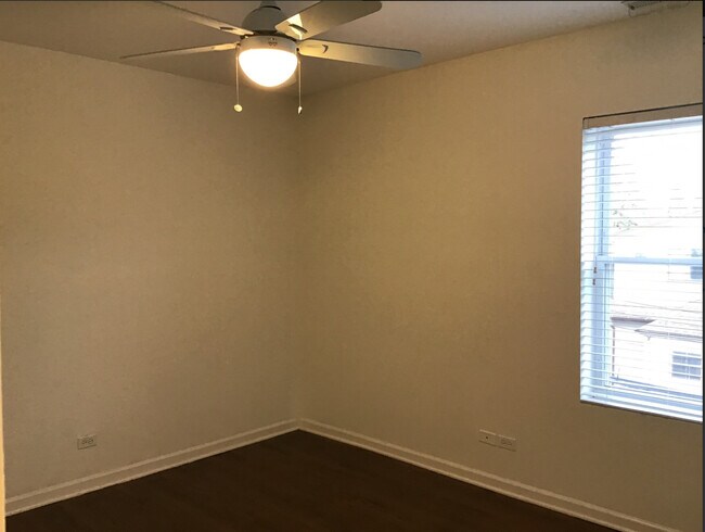 Building Photo - 4423 N Lawndale Ave