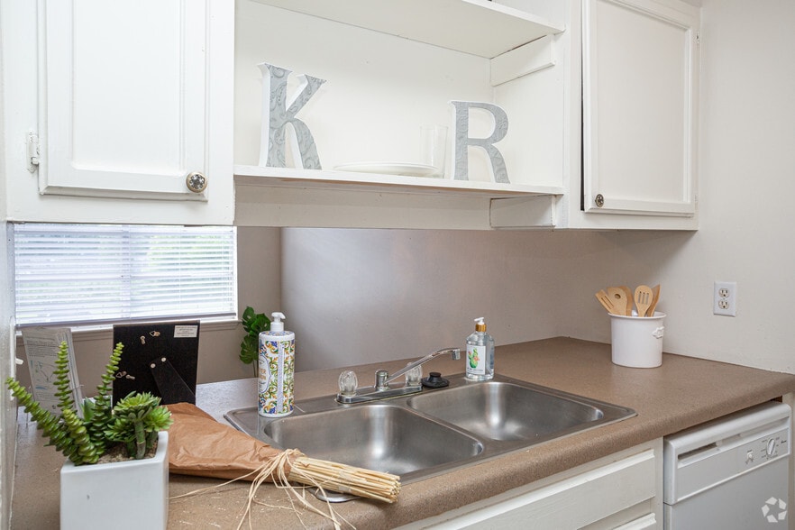 1 BR, 1 BA - 599 SF - Kenilworth Ridge