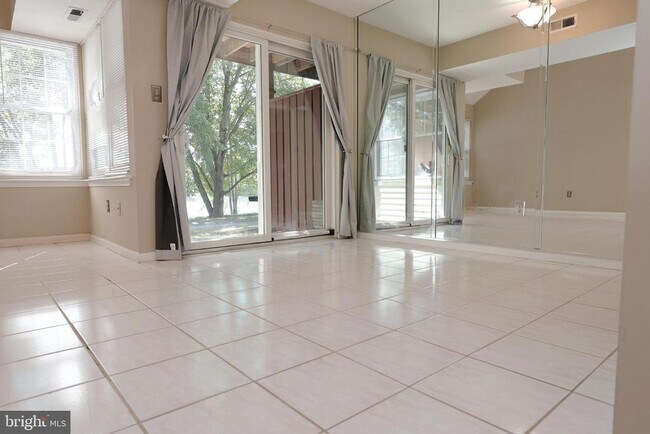 Building Photo - 53 Woodlake Dr