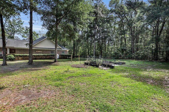 Building Photo - AVAILABLE LATE JULY 2025 (PET FRIENDLY)