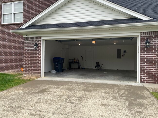 Building Photo - 6645 Woods Mill Dr