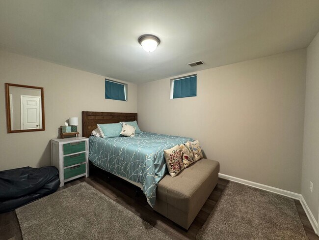 Building Photo - Stunning 4 Bed 3.5 Bath Single Family Home...