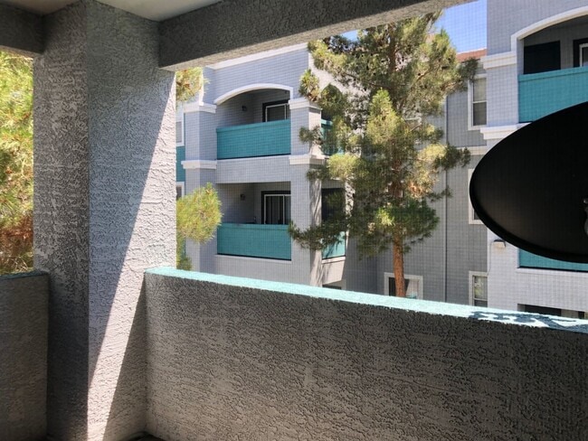 Building Photo - Spacious 2Bed/2Bath 2nd Floor Condo located in The Reagent at Town Center !