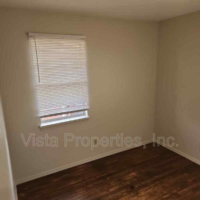 Building Photo - 902 Sinclair St