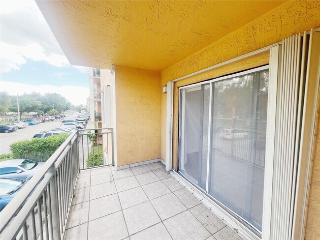 Building Photo - 9340 Fontainebleau Blvd