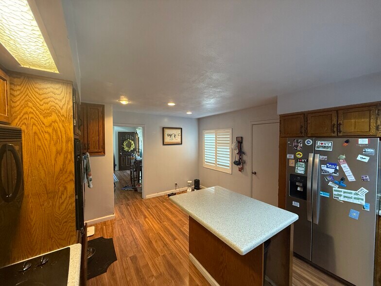 Building Photo - 1618 W Locust St