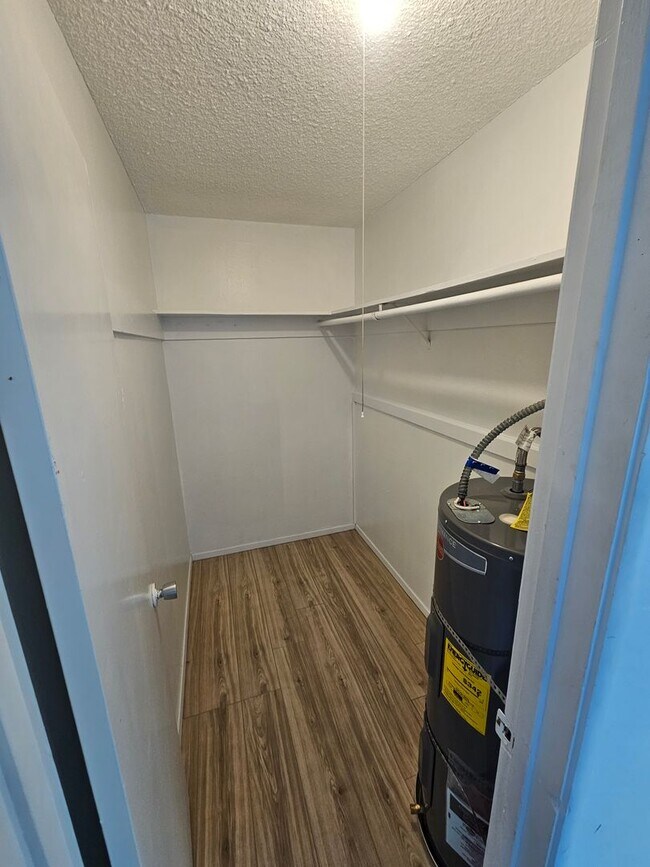 Building Photo - 1 Bedroom 1 Bath Triplex Unit in Los Molinos!