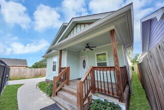 Building Photo - Renovated Houston Gem Near Downtown & the Medical Center