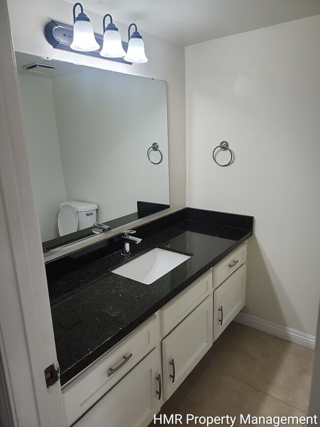 Building Photo - Large Condo in Claremont