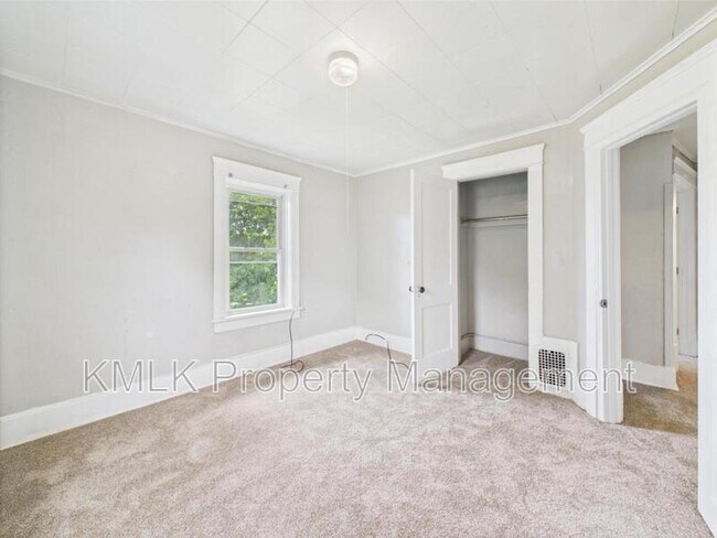 Building Photo - 448 E Voris St