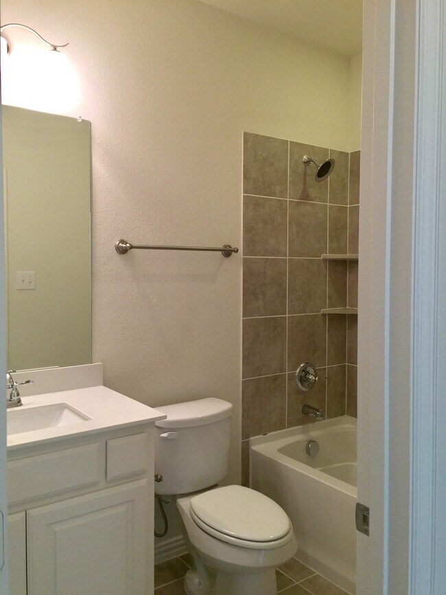 Building Photo - GORGEOUS 3 BEDROOM TOWNHOUSE LOCATED IN VILLAS AT STONEGATE IN MCKINNEY!