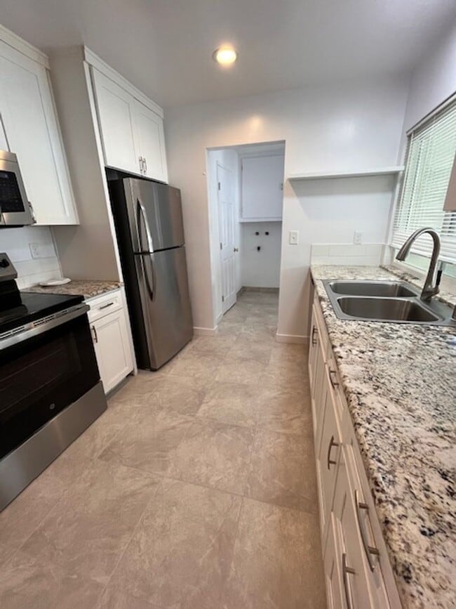 Building Photo - 3 bed 1.5 bath 2 story condo in Park Place...