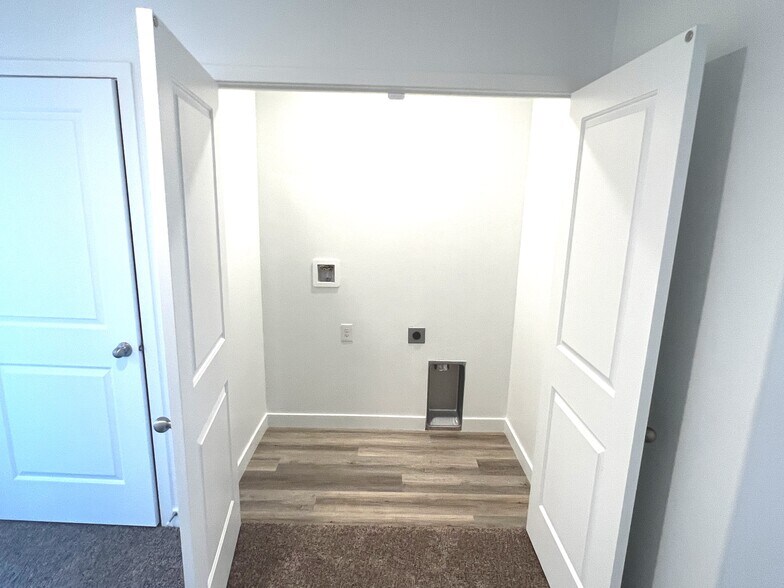 Laundry Hookups - 3303 E Elkhorn Ln