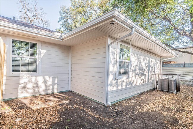 Building Photo - 6003 De Moss Dr
