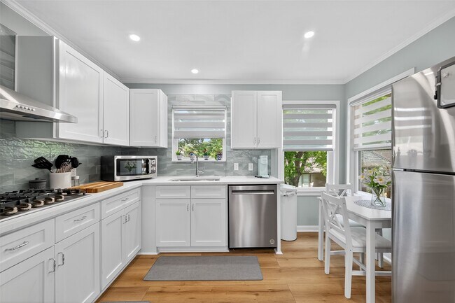 Building Photo - 407 Fairbanks St