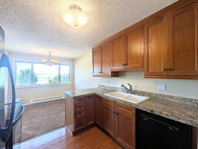 Building Photo - 2Bd/1Ba Edmonds Condo