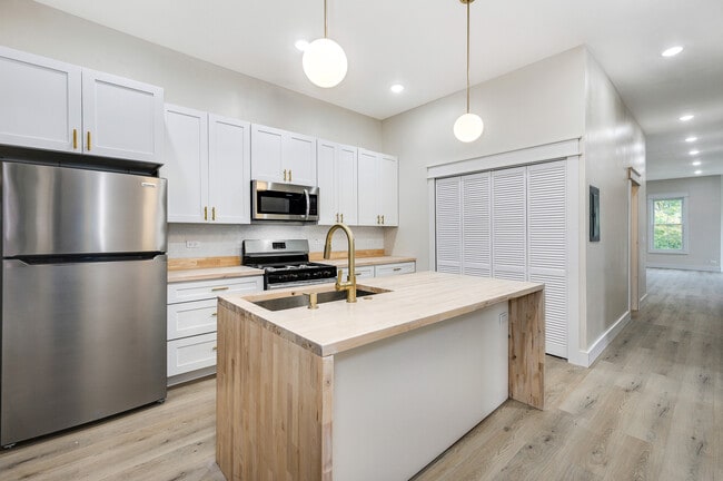 Kitchen - 1619 W Balmoral Ave