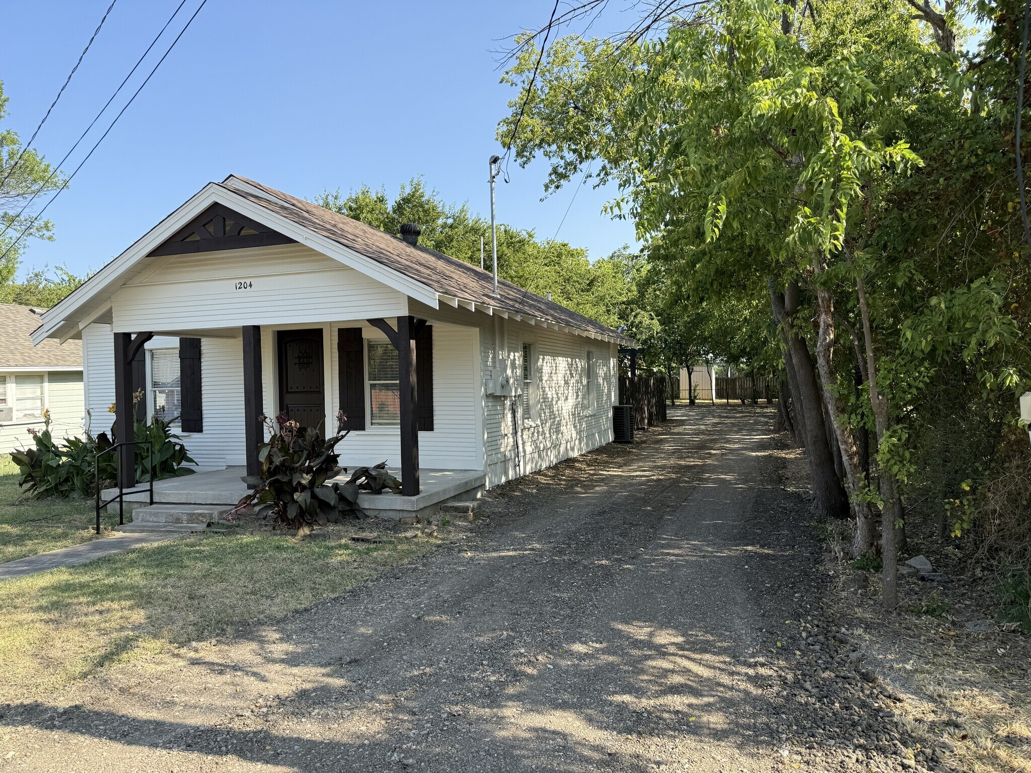 Building Photo - 1204 Elm St