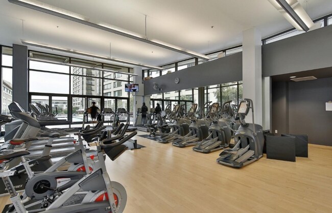 Building Photo - 260 King St