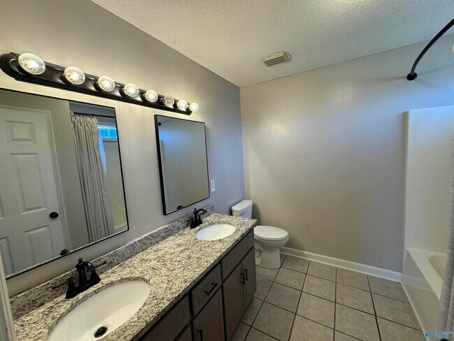 Building Photo - 105 Willow Green Dr