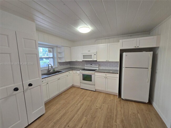 Building Photo - 4000 Greenwood Ave