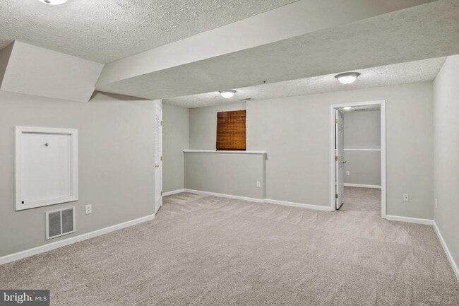 Building Photo - 8755 Thornbrook Dr