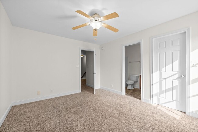 Building Photo - Pet Friendly Condo Downtown!