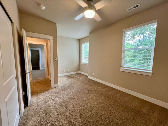 Building Photo - Large 5 Bedroom Home in Tumwater