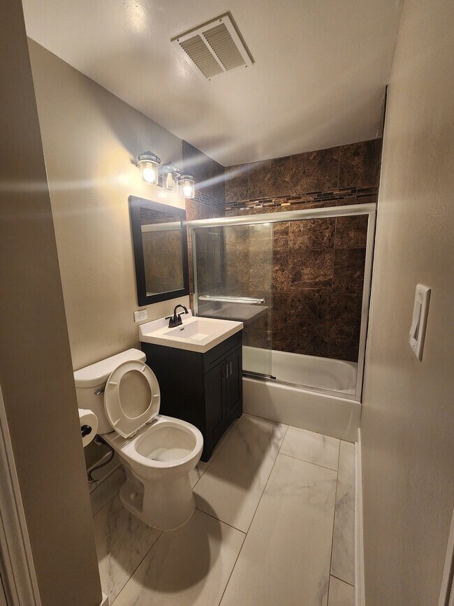 Building Photo - 585 Heritage Dr