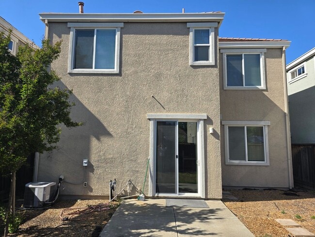 Building Photo - AVAILABLE NOW! Beautiful 3 bedroom 2 Bath ...