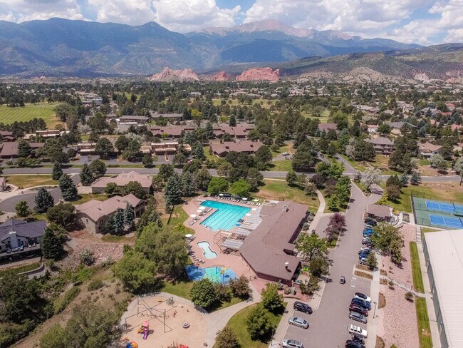 Building Photo - Luxury Living at Camels RIdge