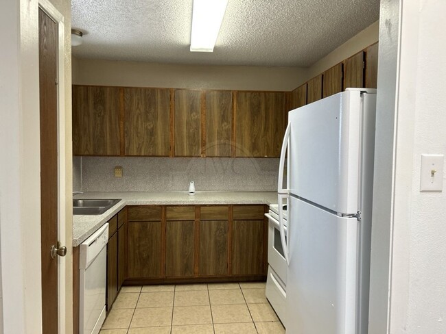 Building Photo - 2110 Hinkle Ave