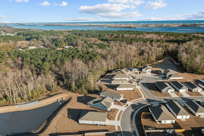 Building Photo - 4 bedroom Home in WATERSIDE!