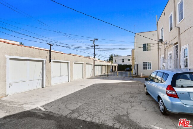 Building Photo - 442 N Orange Grove Ave