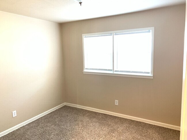 Building Photo - Completely Remodeled 3 bed house!