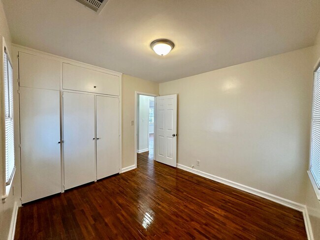 Building Photo - Adorable Midtown Home!