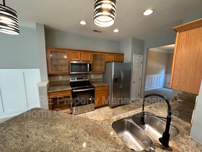 Building Photo - 6033 Queens Walk Ct