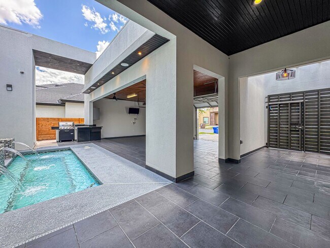 Building Photo - Modern 3-Bed / 3-Bath Home with Pool!