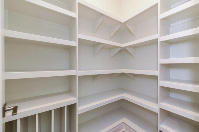 Building Photo - 4bd/4.5ba Single Family House w/ VIEW Gate...